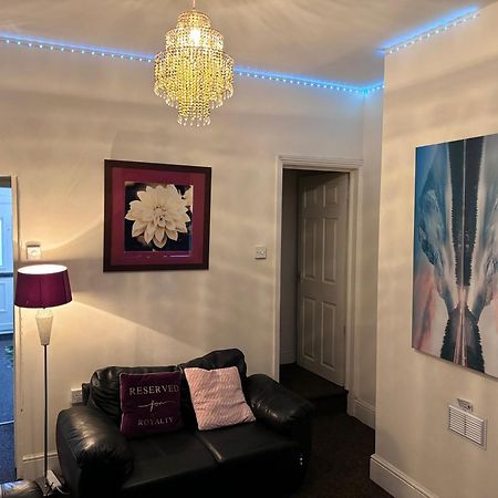 Lovely Room Within 5 Mins Walk To Stoke Train Station With Double And Single Room Kültér fotó