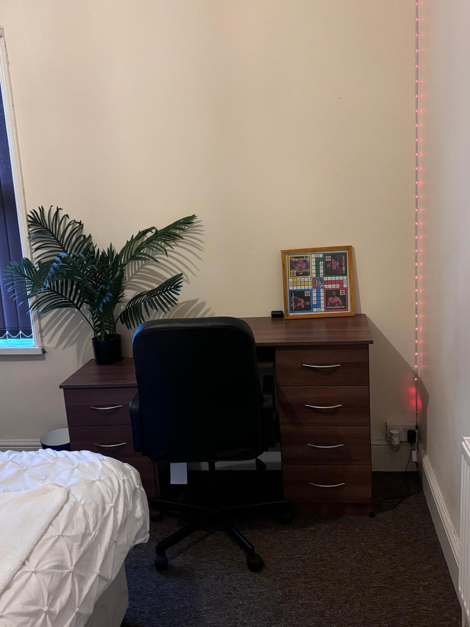Lovely Room Within 5 Mins Walk To Stoke Train Station With Double And Single Room Kültér fotó