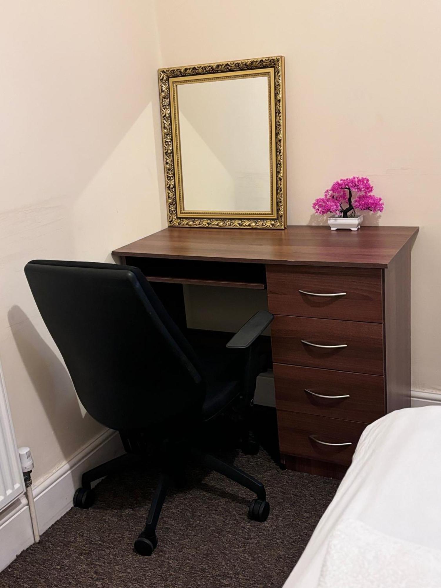 Lovely Room Within 5 Mins Walk To Stoke Train Station With Double And Single Room Kültér fotó