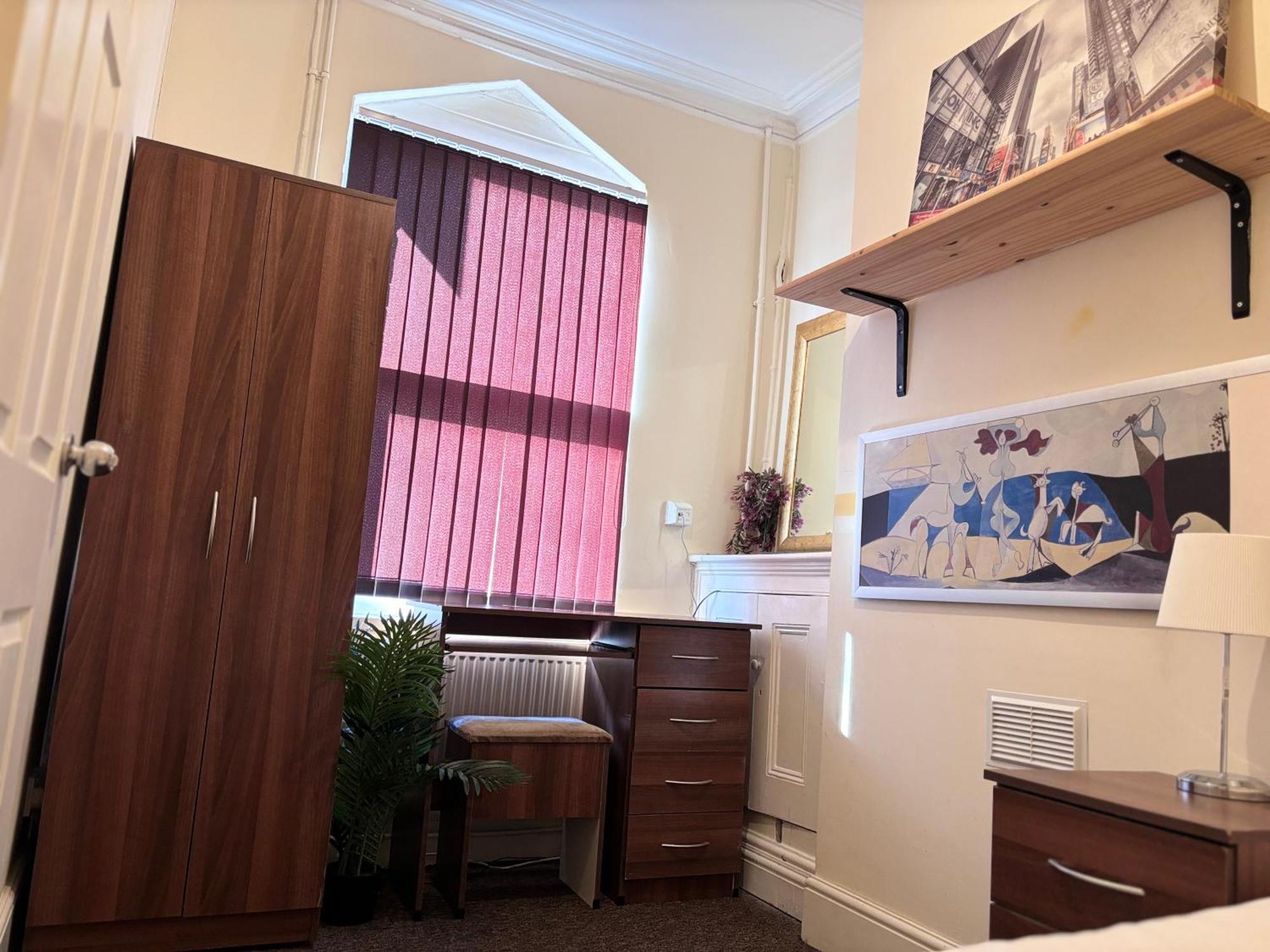 Lovely Room Within 5 Mins Walk To Stoke Train Station With Double And Single Room Kültér fotó